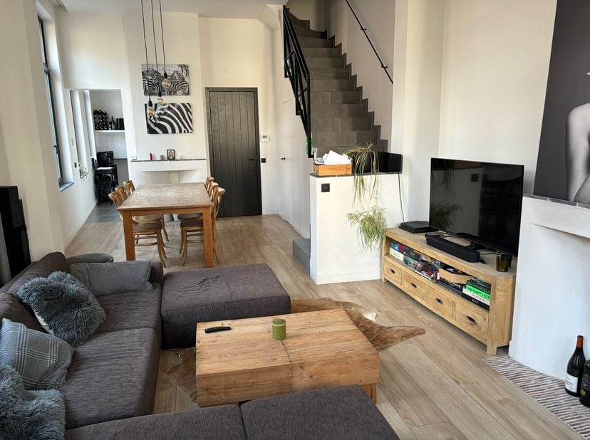 Prachtig gerenoveerd huis met 3 verdiepingen in centrum Gent. Ideaal voor cohousing. Vrij vanaf 1/6/2025.&lt;br /&gt;
Pas geschilderd. Grote leefruimte met